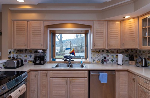 Hammondsport Cottage | Sapphire Shores Retreat: A Family Paradise on Keuka Lake!