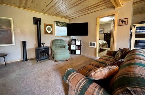 Bergland House | Sarge’s Cabin ~ Close to Trails 8 and 13!