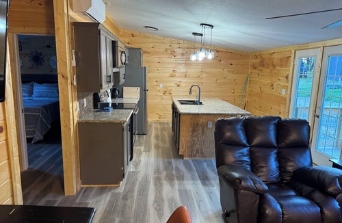 Pittsburg Cabin | Sassafras A - a cozy 2-bedroom cabinesque in charming East Bernstadt