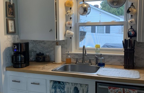 Snug Harbor House | Sat. to Sat. rental.2 blocks to marinas,5 min walk to beach and O Bar,15 to Newp