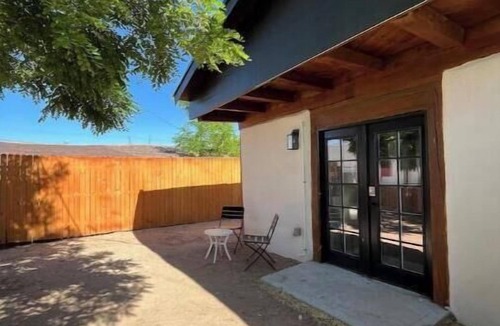 Sawmill Area Apartment | Sawmill District - Modern Apt Yard, King Bed, W/D