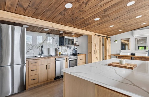 Stow House | Scandinavian-Modern Couples Retreat w/Sauna, Hot Tub & Cold Plunge