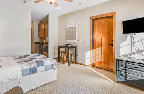 Three Lakes Condo | Scenic lakefront condo with pool, hot tub, gym & central AC