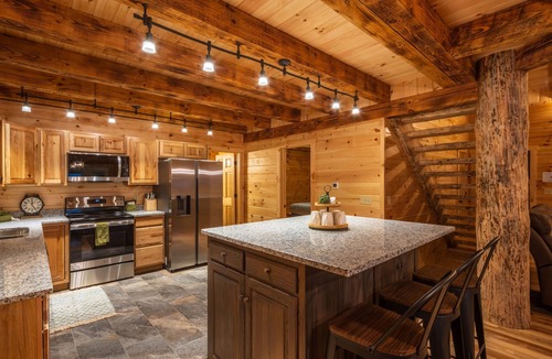 Logan Cabin | Scenic Ridge Lodge - Sleeps up to 16 - w/Hot Tub