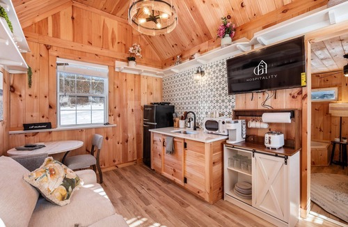New Plymouth Cabin | Scouts Cottage - Pickleball Court, Hot Tub, Trails