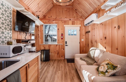 New Plymouth Cabin | Scouts Cottage - Pickleball Court, Hot Tub, Trails