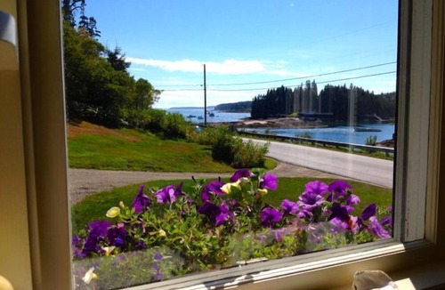 Port Clyde House | Sea Sparkle Sunny Coastal Cottage with Artist Studio and Panoramic Ocean Views