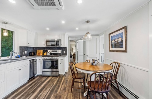 Kennebunk Cottage | Seabreeze Cottage Coastal Getaway, steps to the beach & close to golf course