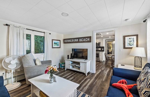 Kennebunk Cottage | Seabreeze Cottage Coastal Getaway, steps to the beach & close to golf course