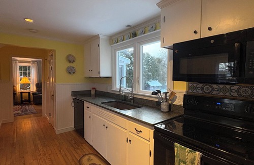 Camden House | "Seaglass Cottage" New listing! Wonderful 3-bedroom house by the Sea