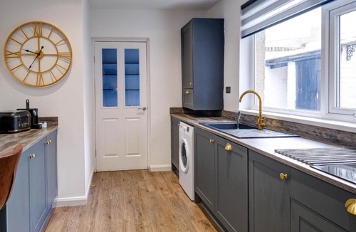 Amble House | Seashell House with SEA VIEWS and FREE GYM POOL PASS
