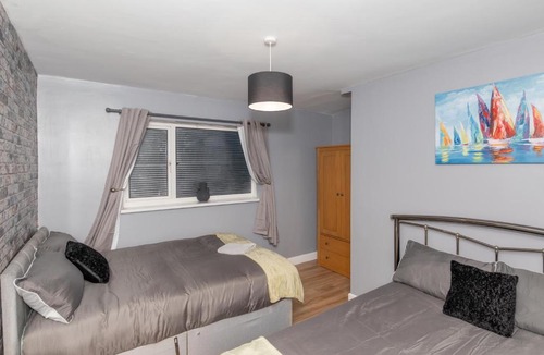 Peterlee Apartment | SEASIDE SPACIOUS apartment