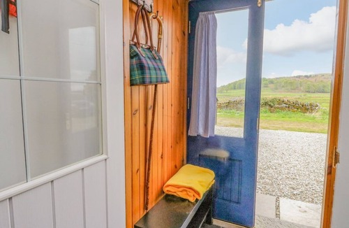 Lochgilphead Cottage | SEAVIEW-BARSLOISNACH COTTAGE with Beach Access