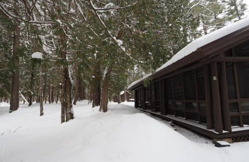 Mayfield House | Secluded 10-Acre Riverfront Lodge