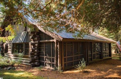 Mayfield House | Secluded 10-Acre Riverfront Lodge