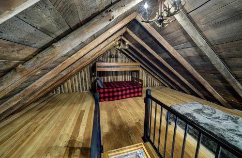 Mayfield House | Secluded 10-Acre Riverfront Lodge