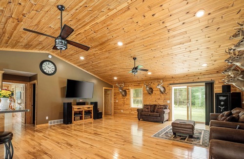 Mayfield House | 🦌 Secluded 2BDR Deer Haven near Horse Shows by the Bay ➠ 10000!