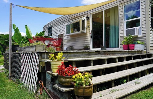 Valley Station House | Secluded Artsy Tiny Home w. Outdoor Shower
