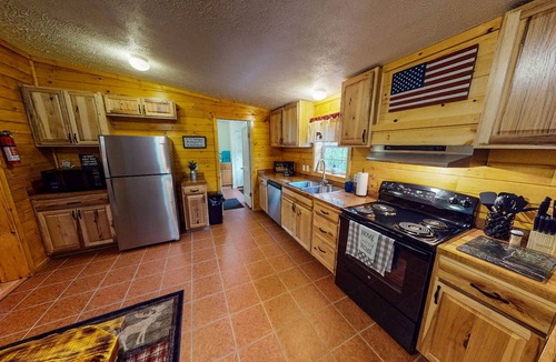 Nelsonville Cabin | Secluded Black Bear Lodge w/Private Pool & Hot Tub near Hocking Hills Ohio