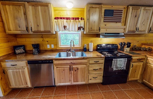 Nelsonville Cabin | Secluded Black Bear Lodge w/Private Pool & Hot Tub near Hocking Hills Ohio