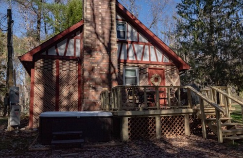 Nelsonville Cottage | Secluded Fairytale Cottage surrounded by forest w/hot tub and wifi