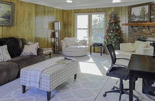 Overland Park House | SECLUDED NEWLY RENOVATED CONTEMPORARY HOUSE-1Gig Wifi/SAUNA/Circle Drwy/WshrDryr
