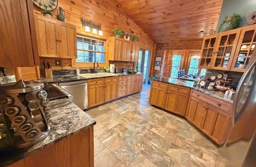 Logan House | Secluded Rustic-Chic Cabin/3BR/2BA/Hocking HIlls