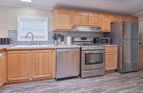 Emerado House | Secluded, Spacious 3Bd 2Ba 3/4 Acre, 13min to UND, <1mi Grand Forks AFB,