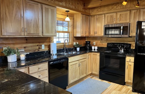 Carbon Hill Cabin | Secluded w/View! Hot tub! Sauna! Sleeps 14!