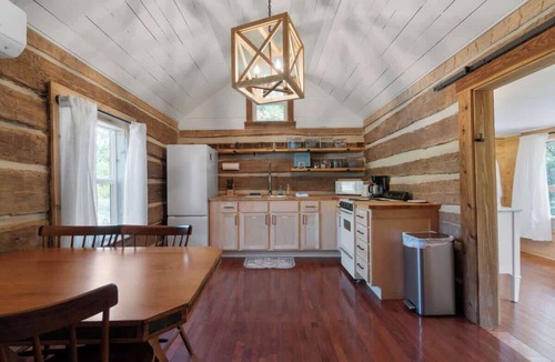 McArthur Cabin | Seclusion Hot Tub EV Charger Dog Friendly