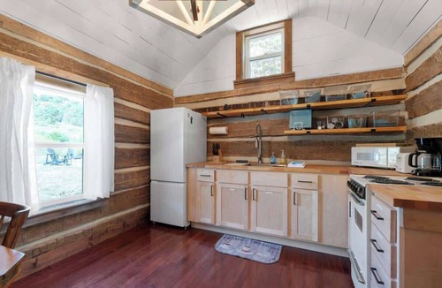 McArthur Cabin | Seclusion Hot Tub EV Charger Dog Friendly