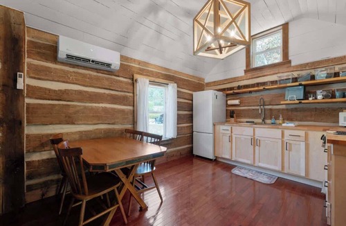 McArthur Cabin | Seclusion Hot Tub EV Charger Dog Friendly