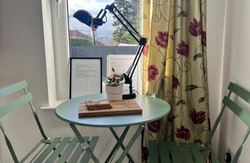 Corstorphine Apartment | Self-contained ground level cottage with hill view