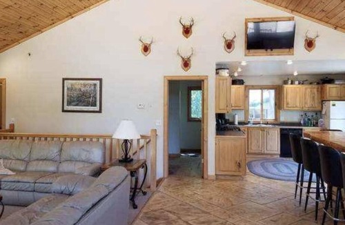 Harrison Cabin | Serene Cabin Getaway on 80 Acres – Gather, Relax & Adventure Together