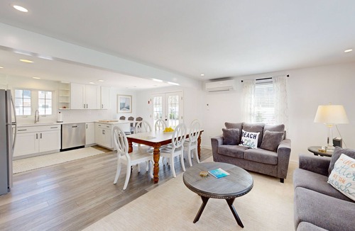 Katama House | Serene Dog Friendly Island Retreat with A/C and Washer/Dryer