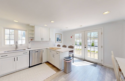 Katama House | Serene Dog Friendly Island Retreat with A/C and Washer/Dryer