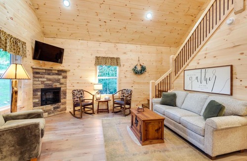 Williamstown House | Serene Kentucky Cabin w/Fireplace + Fire Pit!