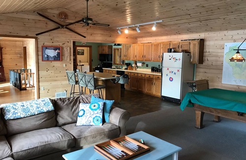 Hayward House | Serene Seeley Lakehouse (close to Hayward and Cable alike)