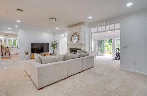 Shirley House | Serene & Sleek Family Retreat w/Office in Shirley