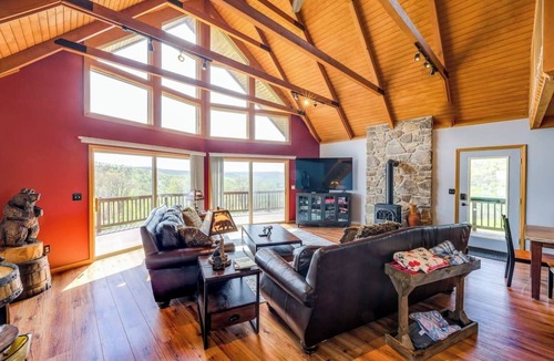 McHenry Ski Chalet | Serenity Sunsets! 2.8miles to WISP, hot-tub, pets