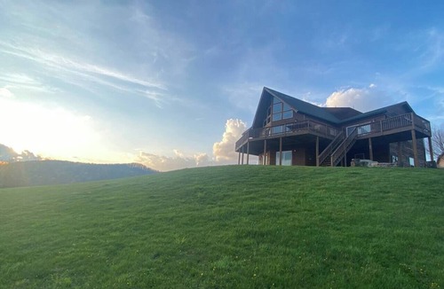 McHenry Ski Chalet | Serenity Sunsets! 2.8miles to WISP, hot-tub, pets