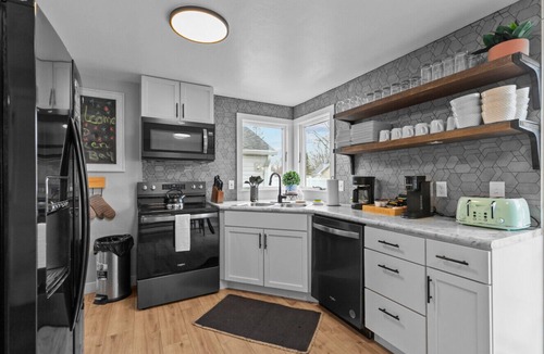 Green Bay House | Shadow of Lambeau! 3 Min Walk|Fenced in Backyard
