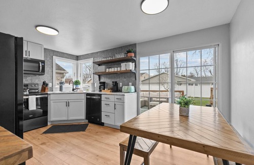 Green Bay House | Shadow of Lambeau! 3 Min Walk|Fenced in Backyard