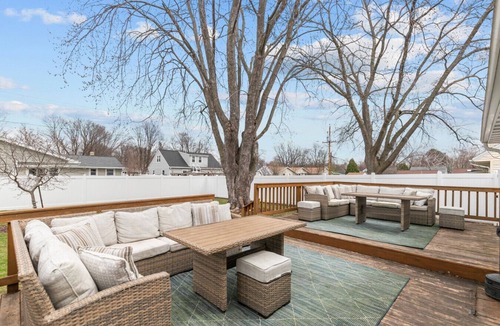 Green Bay House | Shadow of Lambeau! 3 Min Walk|Fenced in Backyard