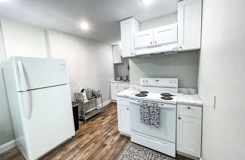 London Apartment | Shady Oaks Condo- King Bed, Walk to Main St.