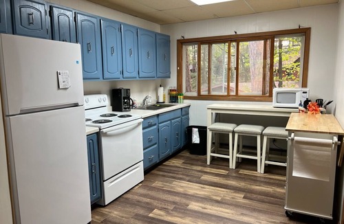 Tomahawk Cabin | Shady Rest Upper Manor, 3BR/2BA, Lakefront, Beach, Fishing, Relaxing, Fun!