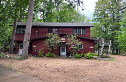 Tomahawk Cabin | Shady Rest Upper Manor, 3BR/2BA, Lakefront, Beach, Fishing, Relaxing, Fun!