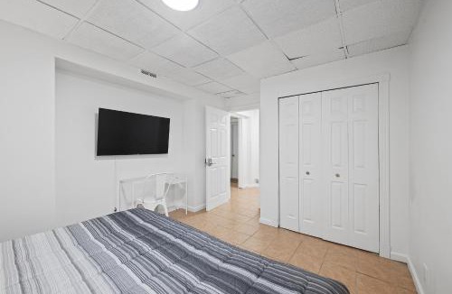 Shadyside House | Shadyside, Pittsburgh !A Modern and Bright Private Bedroom with Shared Bathroom