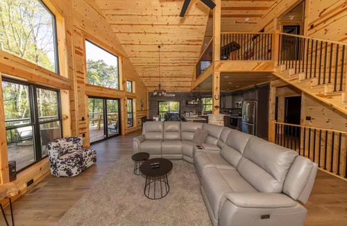 Logan Cabin | Shay's Western Luxury Retreat-Hot Tub-Sleeps 16 in Logan close to Old Man’s Cave