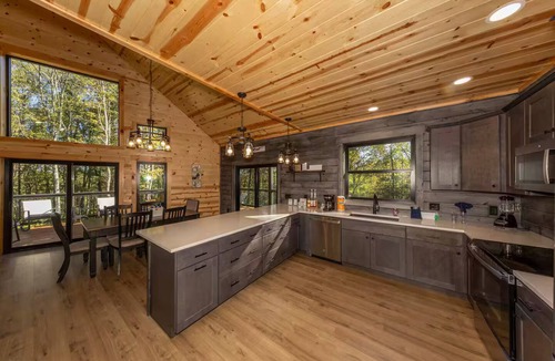 Logan Cabin | Shay's Western Luxury Retreat-Hot Tub-Sleeps 16 in Logan close to Old Man’s Cave